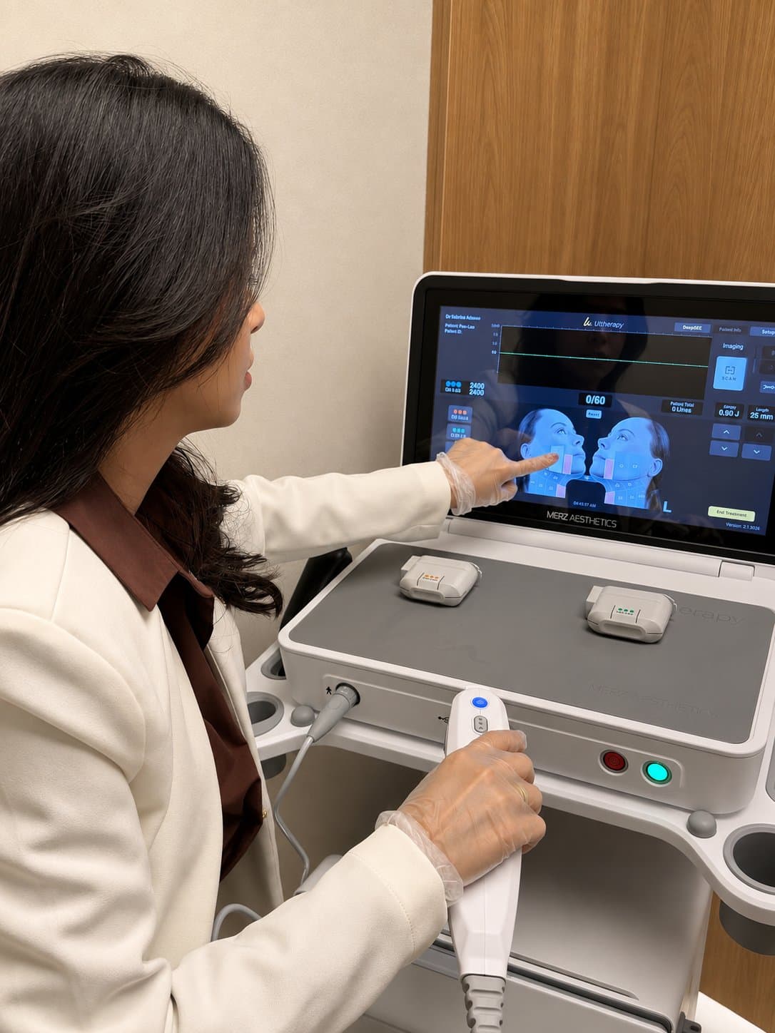 Médica planificando un tratamiento en la pantalla del equipo de ultrasonido microfocalizado