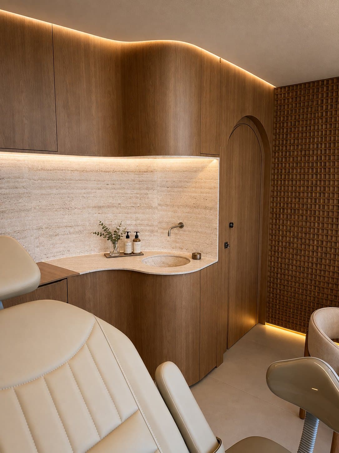 Consultorio Barcelona de Arco Clinic: curvas de madera, travertino y puerta en arco