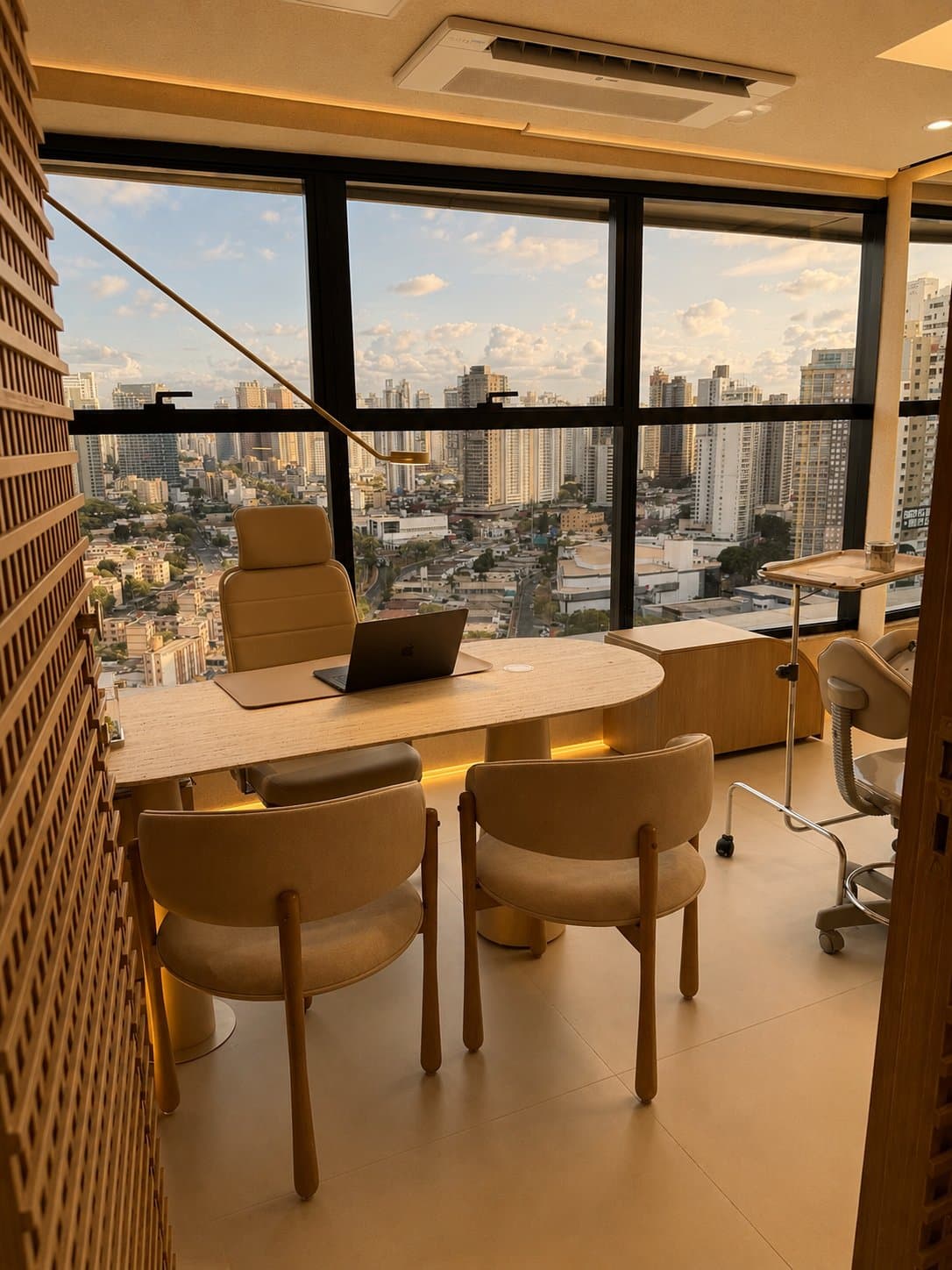 Consultório Barcelona: parede de muxarabi, mesa de travertino com iluminação embutida e vista da cidade